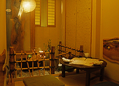 「猿蔵（えんぞう）」 「魚猿（うおざる）」／株式会社 興華フードサービス 求人 当店の魅力の一つでもある物語性のある個室です。食事以外でもお客様を楽しませるのが接客の醍醐味！
