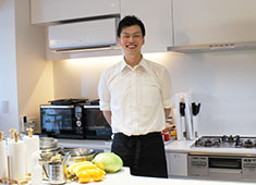 RIZAPイノベーションズ 株式会社／※「RIZAP COOK」新規事業部 求人 高橋 トレーナー（料理講師）／23才　「ゲスト一人ひとりの料理の上達が自分のことのように嬉しいですね！」