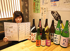 どまん中／株式会社ジプシー 求人 入社1年目で日本酒専門ブランドを作り上げた「出島さん」。メニュー構成も自由に考案しています！