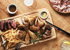 「T.G.HEARTH」「Bistro Wine Cafe Hearth」「Bistro Wine Cafe Le Coq Roti」(株式会社インテリジェントプランナー) 求人 質の高い料理を提供するため、新メニューの開発やブラッシュアップをキッチンメンバー全員で行っています。