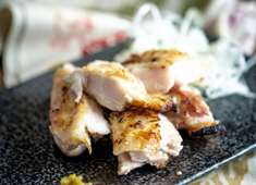 真禅（SHINZEN） 開業準備室／株式会社モバイルムーブメント 求人 【料理イメージ】
美桜鶏を中心に、地鶏・銘柄鶏を溶岩石で焼くスタイル。