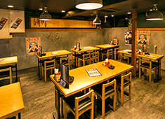 串焼き＆うどん酒場 肉芝／株式会社はなまる（株式会社吉野家ホールディングス ※東証一部上場） 求人 昭和レトロな雰囲気を醸し出す店内。活気のあるお店をつくりましょう！