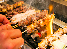 串焼き＆うどん酒場 肉芝／株式会社はなまる（株式会社吉野家ホールディングス ※東証一部上場） 求人 備長炭で焼き上げる串焼きも人気商品です！