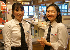 MAR-DE NAPOLI JAPAN INC.／マルデナポリジャパン株式会社 求人 経験の浅い方も大歓迎。料理だけでなく、接客も経験できるので、仕事の幅も広がります。