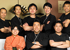 沙伽羅（さがら）、他／株式会社観世水 求人 本物の技術を学べる今や希少な勤務環境！店の顔となるホール担当として、必要なものがギュッと詰まっています！