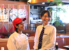 MONSOON CAFE たまプラーザ／株式会社グローバルダイニング【東証二部上場】 求人 全員が自由に発言し、全員で考え、お店づくりに活かしていく。そんな風通しの良い職場です。