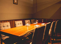 Trattoria STORIONE（ストリオーネ）／株式会社 北関東クリーン社 求人 店内は落ち着いた雰囲気、お客様との距離の近いカウンターなど、多様なシチュエーションに対応できる造りとなっています。