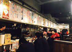 やきとんエイト 船橋駅前店（東京レストランツファクトリー株式会社） 求人 活気あふれるオープンキッチンカウンター！接客が得意な人、笑顔が素敵な人など、元気で明るい方大歓迎です。