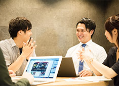 株式会社物語コーポレーション【東証一部上場】 求人 ▲本部では店舗での経験をもとに、より良いお店づくり・環境づくりに日々勤しんでいます。