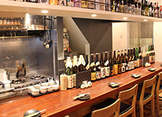 炭火焼の店　きんの蔵 求人 焼酎を始めとするお酒がズラッと並ぶ店内。お酒に合うお料理が楽しめます。