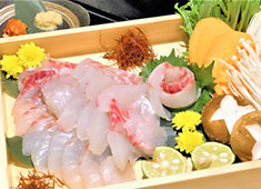 株式会社 FT・アンファング 求人 「ぞんぶん」の魚は全て築地直送。その中で鯛は特に新鮮で、天然の真鯛を使用しています。