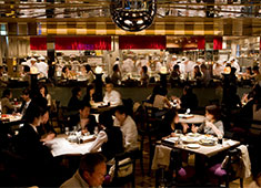 RIGOLETTO BAR AND GRILL／株式会社HUGE 求人 常に活気が溢れる人気店。自然とテンションも上がっていきます！