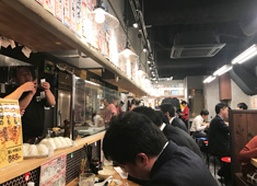 やきとんエイト 練馬駅前店（東京レストランツファクトリー株式会社） 求人 活気あふれるオープンキッチンカウンター！接客が得意な人、笑顔が素敵な人など、元気で明るい方大歓迎です。