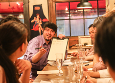 「Pizzeria trattoria VOMERO」「BRACERIA DELIZIOSO ITALIA」「PIZZERIA VACANZA」etc. 求人 イタリア人講師を招いてのイタリア語講習。真剣に、でもその中に笑いが絶えないのはイタリア人ならではの陽気さ。