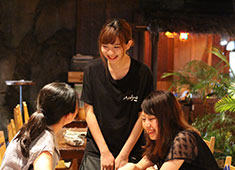「MONSOON CAFE  舞浜イクスピアリ」「MONSOON CAFE ららぽーとTOKYO-BAY」／ 株式会社グローバルダイニング【東証二部上場】 求人 社員もアルバイトも勤続年数も役職も関係ありません。立場を越えた仲間意識のあるお店です。