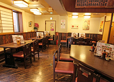 ニュー浅草／株式会社ニューアサクサ 求人 広々としたニュー浅草の店内。お客様でいっぱいになりますので、活気のあるお店です。