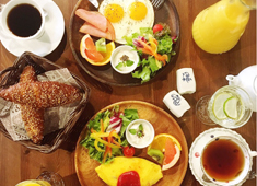 CAFE ANTIQUE ROSE（アンティーク・ローズ）／サクラ・フルール青山 求人 定番のカフェメニューのほか、スタッフのアイデアが詰まった料理の数々を用意。