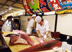 横浜みなとみらい 万葉倶楽部 他／万葉倶楽部株式会社 求人 大人気のイベント「生マグロ 解体ショー」なども行っています。