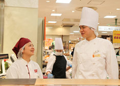 株式会社 柿安本店 （レストラン営業部・惣菜営業部・料亭 柿安）　※ジャスダック上場企業 求人 社員とパートアルバイトが、みんなで意見を出し合ってお店を作っています。