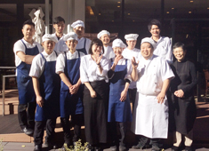 Bistrot a la demande（ビストロ ア ラ ドゥマンド ） 求人 ▲料理人とサービススタッフが協力し合って最高のお店づくりをしています！未経験者から経験者まで大歓迎！
