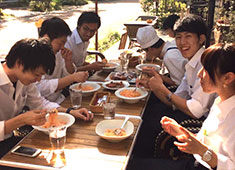 Bistrot a la demande（ビストロ ア ラ ドゥマンド ） 求人 ▲天気の良い日には賄いをテラスで食べることも♪ 20・30代が中心の楽しい職場です！