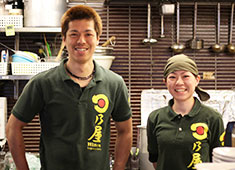日乃屋カレー 茅場町店 求人 気さくなスタッフが活躍中！
どなたでもすぐ馴染めますよ！！
