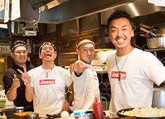 ジョウモン／株式会社 ビックスルー 求人 スタッフ内の雰囲気は最高！
どなたでもすぐに溶け込めること間違いなし！