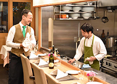 DiVino（ディヴィーノ） 求人 オープンキッチンの店内にはいつも笑い声でにぎわっています！