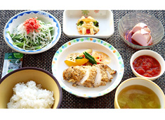 株式会社LEOC（レオック） 求人 【病院】
美味しさと栄養バランスを考えた献立や、患者さんの身体状態や症状に応じた食事内容をカスタマイズします。
