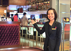 RIGOLETTO BAR AND GRILL／株式会社HUGE 求人 平均年齢26才程、若手スタッフがたくさん活躍しています！