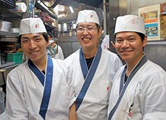 渋谷 鳥竹総本店／株式会社 鳥竹 求人 接客や料理が好きなら、経験が浅くてもＯＫ！飲食業のアルバイト経験も活かせますよ！