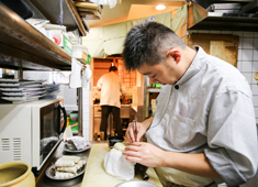 寿し処 相澤 求人 【仕込みの風景】
鰻の骨抜きの様子。一つひとつ丁寧に仕込んでいるからこそ、美味しい料理を提供できます。