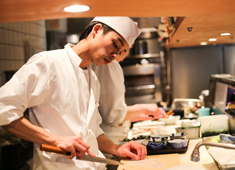 魚金グループ／「TAVERNA UOKIN」「ビストロUOKIN」「CASA UOKIN」「魚金本店」etc. 求人 新卒者や仕入部社員には、個室独身者寮を用意しています。地方から上京したい方、どうぞご相談ください。