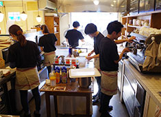 Galettoria（ガレットリア）／マニー 株式会社 求人 チームワーク重視の当店では、各ポジションを協力し合いながら仕事をしています。経験の浅い方もご安心ください。