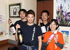 赤坂よ志多 求人 写真右上がオーナーです！幅広い年齢のスタッフが活躍中！