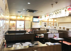 「eat TOKYO デュッセルドルフ店」「赤札屋」 求人 壁にはオススメメニューなどがズラリ。まさに昭和の空気が漂う居酒屋です。