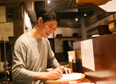 大衆酒場はんろく 求人 壁に貼るメニューは、その日の仕入れ状況により、オーナーの手で書いています！