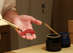 「龍月 SUSHI」「RYUDUKI TEPPAN」 求人 カウンター12席のみだからこそ、お客様としっかり向き合うことができます
