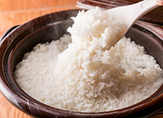 株式会社 四季の台所 求人 ご飯はすべて土鍋で炊き、炊き立てをお客様に提供しています。