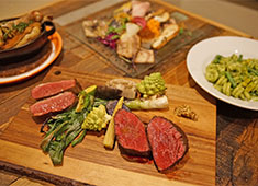 TRATTORIA 2colori（ドゥエコローリ） ／+ebi-ro （エビイロ）／+ruli-ro（ルリイロ） 求人 ▲「とにかく料理が自慢です！」という言葉の通り、独自のルートで仕入れる素材や焼き方は絶品！お肉好きの方大歓迎です！