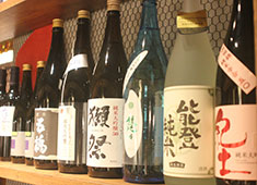 蕎麦 AKEBONOYA／株式会社曙家商会 求人 ▲全国各地の豊富な地酒もズラリ！お酒好きの方にもピッタリのお店です。