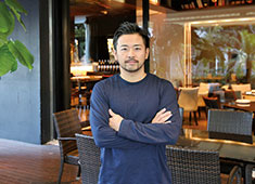 Trattoria Restaurant CARESS 求人 社長はプロバスケットボールを目指し、アメリカにも進出。