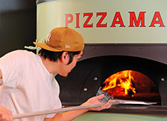 PIZZAMAN KURURI／株式会社 愛彩畑 求人 薪窯で焼き上げるピッツァ！ピッツァイオーロ経験者を大歓迎！
