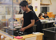 もつ焼き いとや、他／株式会社ITO-YA 求人 焼き場も1人1人が担当します。
塩加減や焼き時間も近くで直に見れるので最短距離で技術が身に付きます！
