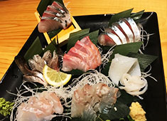 魚貝　浜屋 求人 毎日新鮮な魚を丸で仕入れますので、魚を捌くスキルは必然的に身に付きます！