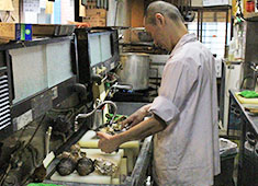 魚貝　浜屋 求人 魚は勿論、貝などの仕込みも行います！一生物のスキルが身に付きます！