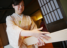 株式会社 エフ・エフ・アルファ 和食ブランド 求人 「島の恵みと喰らえ 匠-TAKUMI-」では、女性は和装での接客！着付けをイチから丁寧に学ぶことができます。