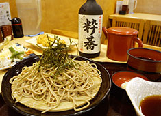 そば居酒屋 薮そば／新木場フーズ 株式会社 求人 美味しい料理に〆は蕎麦。粋なお客様にご来店いただいています。
