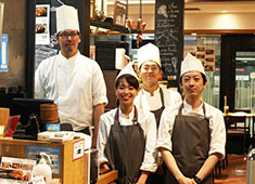 STEAK THE FIRST（ステーキ ザ ファースト）／株式会社ワイズテーブルコーポレーション（東証二部上場） 求人 女性の活用に積極的な会社です。店舗から本部社員への登用も希望に応じて積極的に行っています。