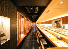 寿し処 相澤 求人 【カウンター】
店主1人がカウンターで握るのではなく、数人の職人がお客様の目の前で握り提供しています。